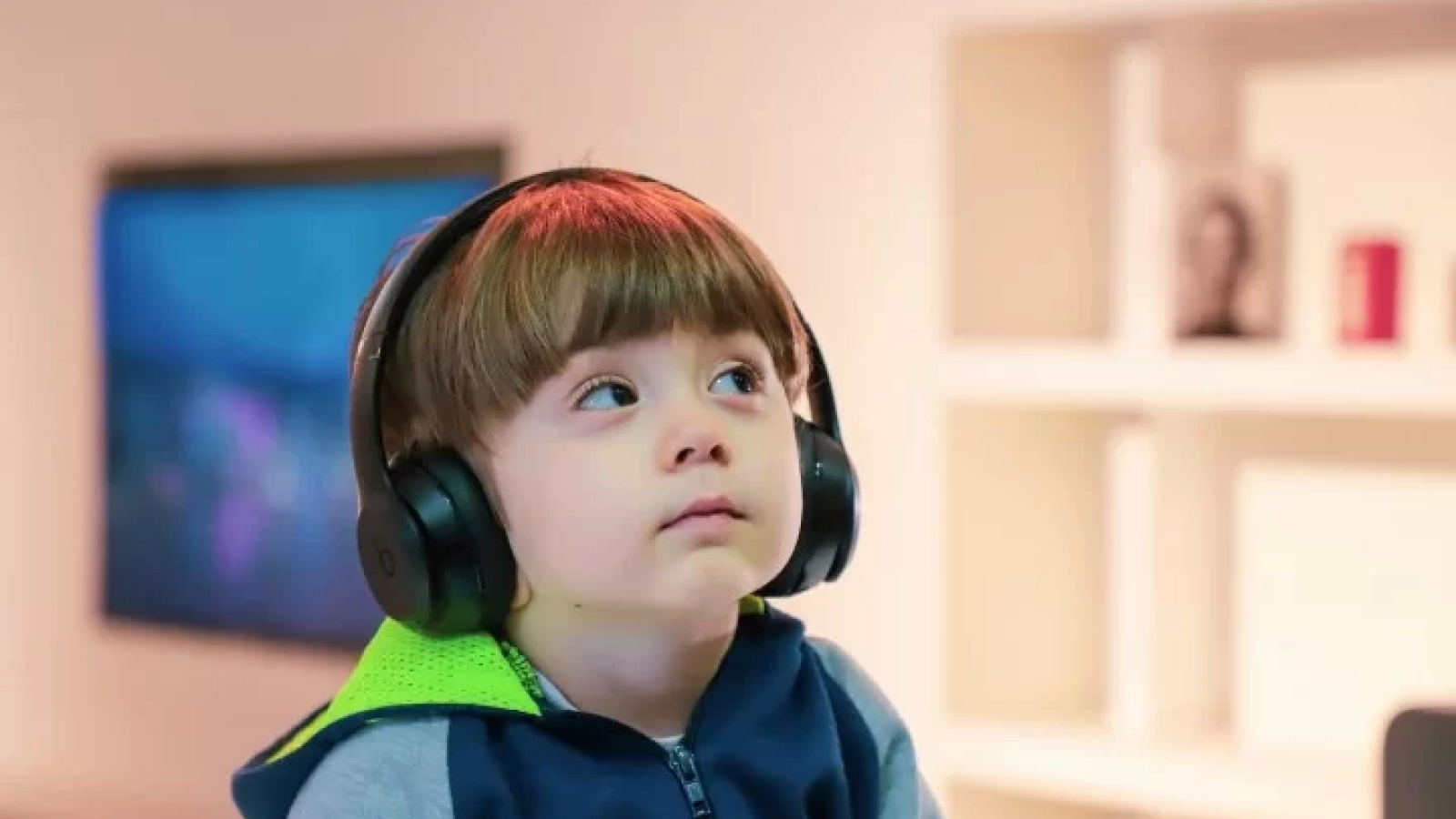 5-dicas-de-como-lidar-com-as-condicoes-ambientais-que-afetam-diretamente-as-criancas-com-autismo-Pequeno