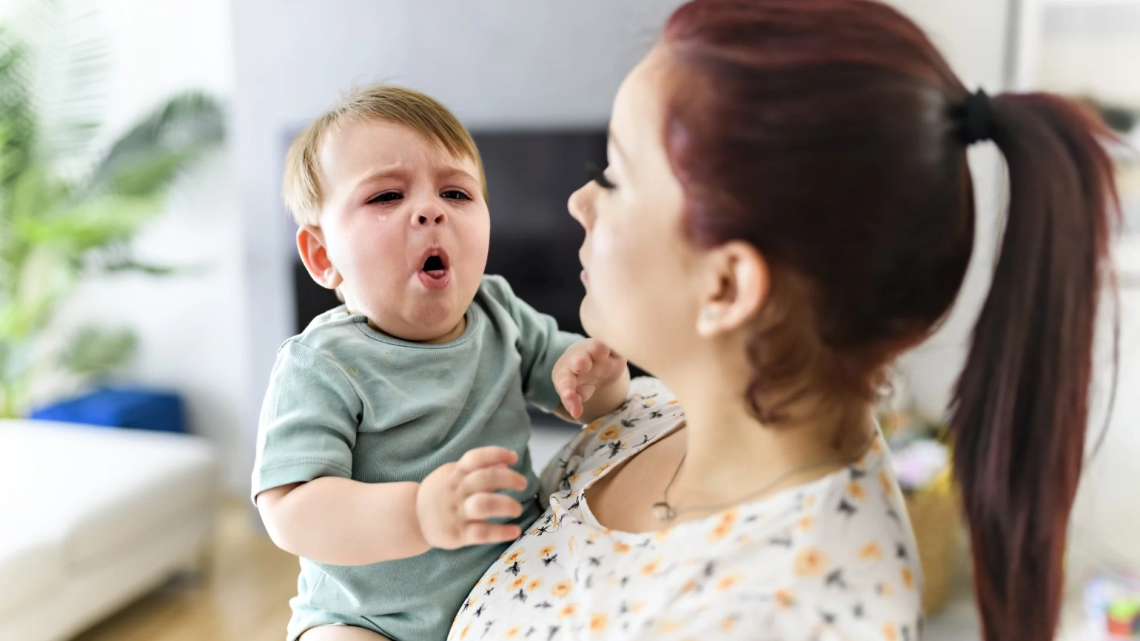 mae-segura-no-colo-um-bebe-que-esta-chorando-e-tossindo-orig-1